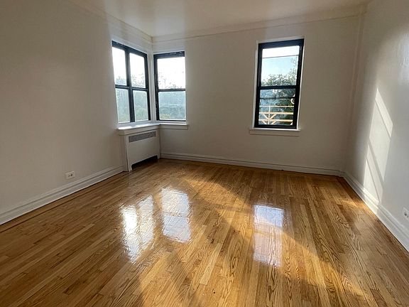 3rd image of 2260 Bronx Park E APT 4G