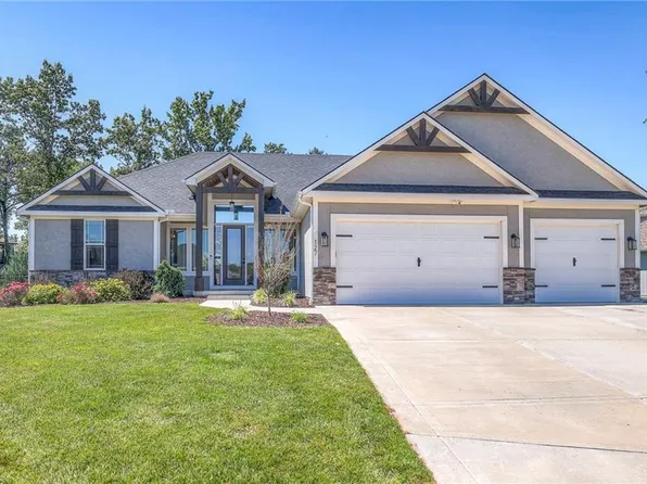 127 Grand Prairie Cir, Lake Winnebago, MO 64034