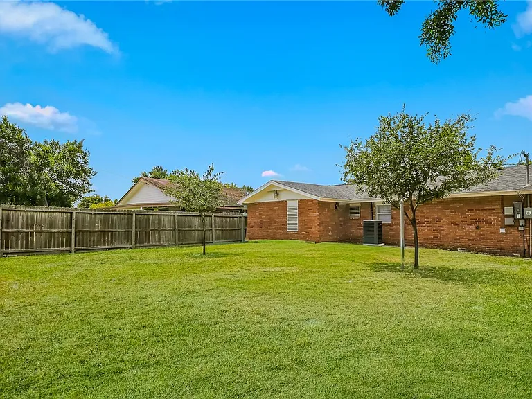1814 Loritte Dr — Photo 13