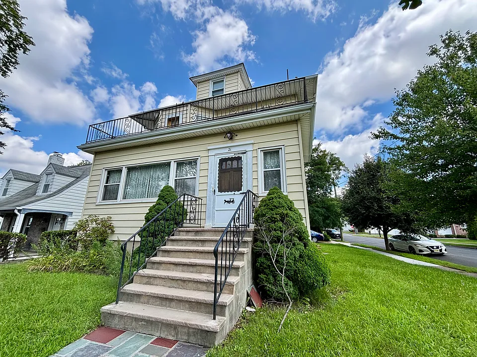 21 Barrows Ave #1