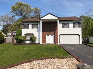 10 Ponderosa Ln, Nesconset, NY 11767