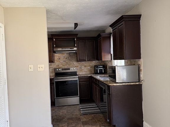 2nd image of 2815 Hickory Cir