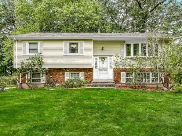 1 Beaver Hollow Lane, Airmont, NY 10952