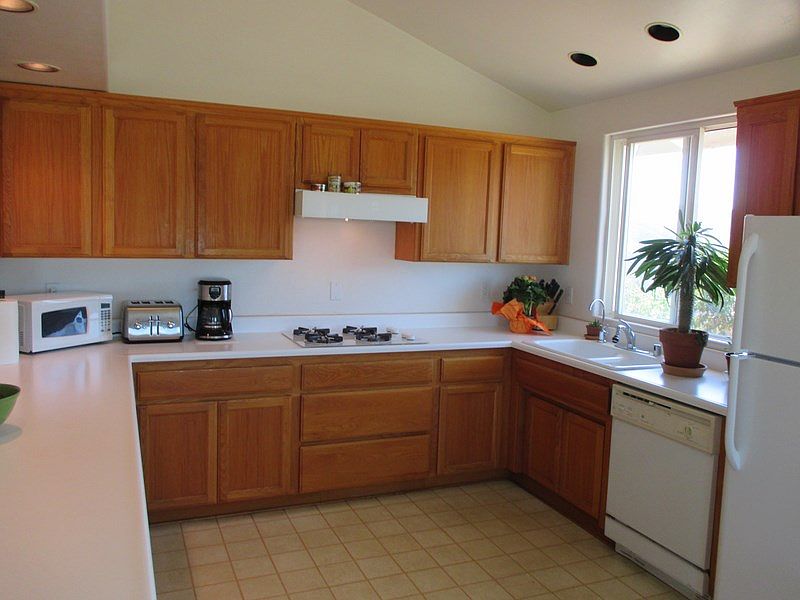 1) Bright, Cheery Kitchen