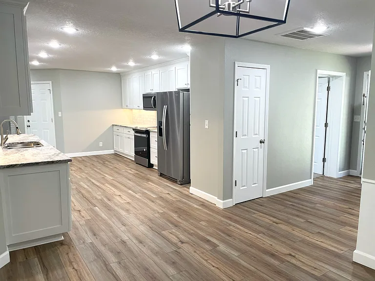 1902 Laura Ln — Photo 6