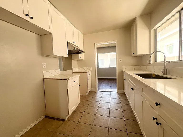 7238 - 7246 N Lotus Ave — Photo 10