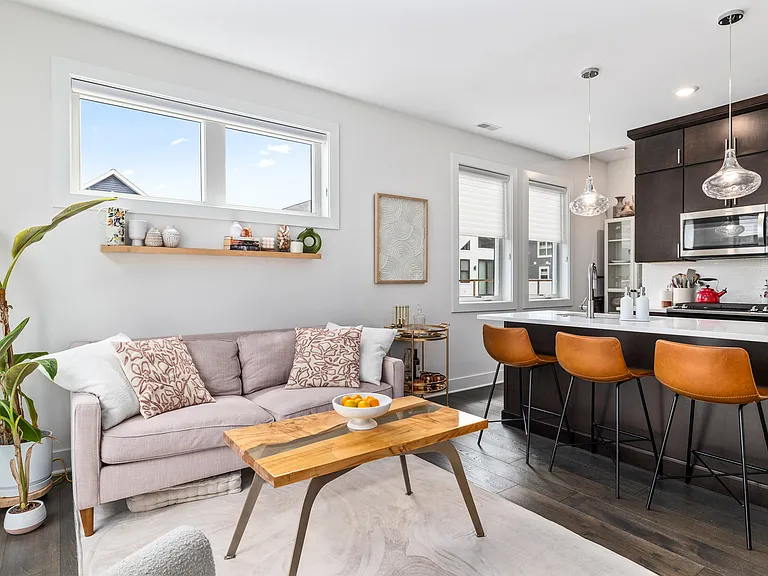 631 Fairview Ave NE #1 — Photo 5