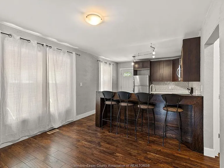 541 Moy Ave — Photo 8