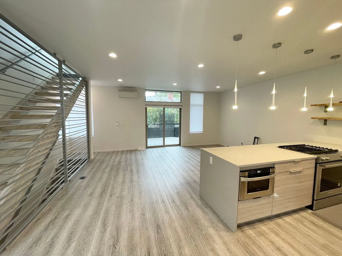 Sophisticated 3 Bedroom Townhome — Photo 3