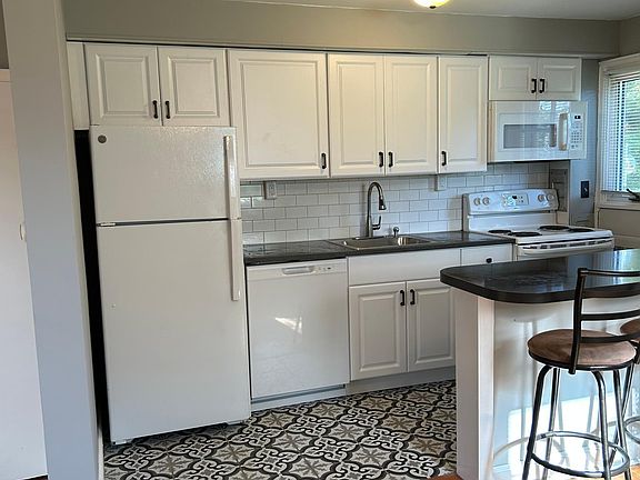 2nd image of 200 Maplewood Dr APT C1