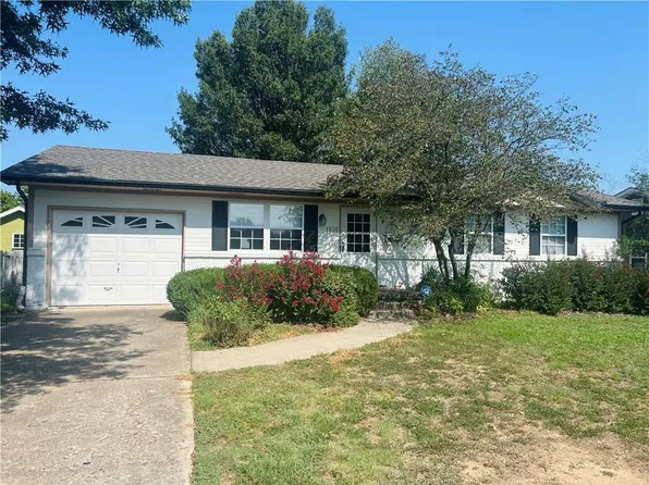 1101 S High St, Caney, KS 67333
