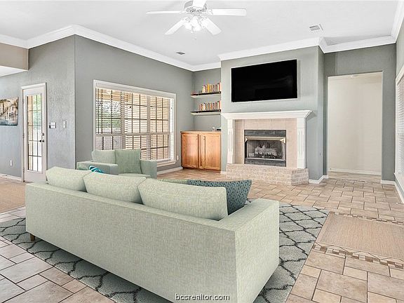 4th image of 900 Holleman Dr