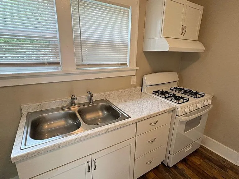 1002 Milton St — Photo 6