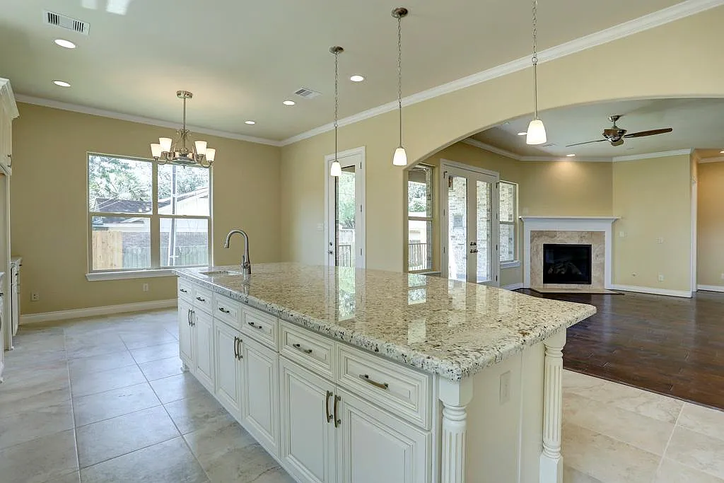 4 bed, 4.5 bath, 4319 sqft, $5,900 — Photo 4