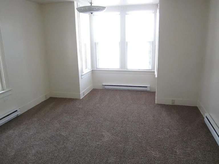 221 N Holly St — Photo 2