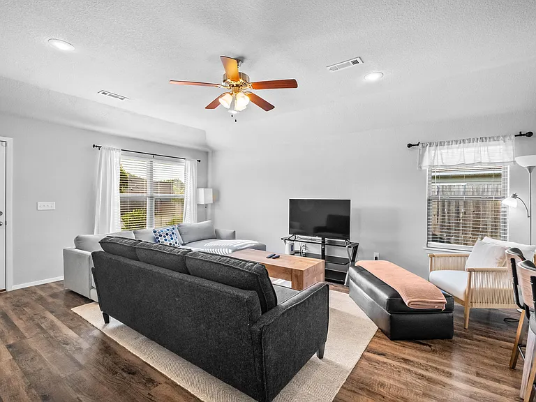 927 E Swift Dr — Photo 7