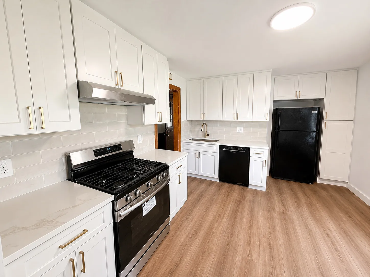 3 bed, 1.5 bath, 1686 sqft, $3,500 — Photo 2