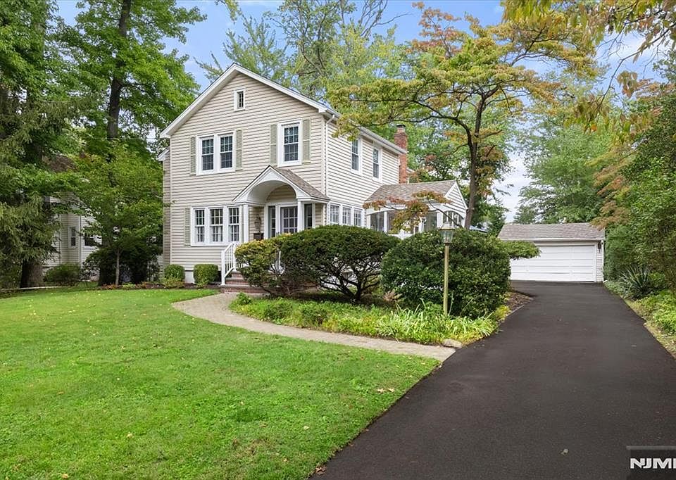 1st image of 734 Greentree Lane