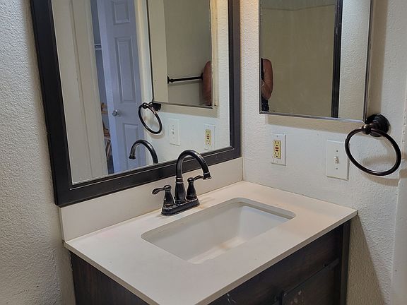 5th image of 913 Staffordshire Cir #B