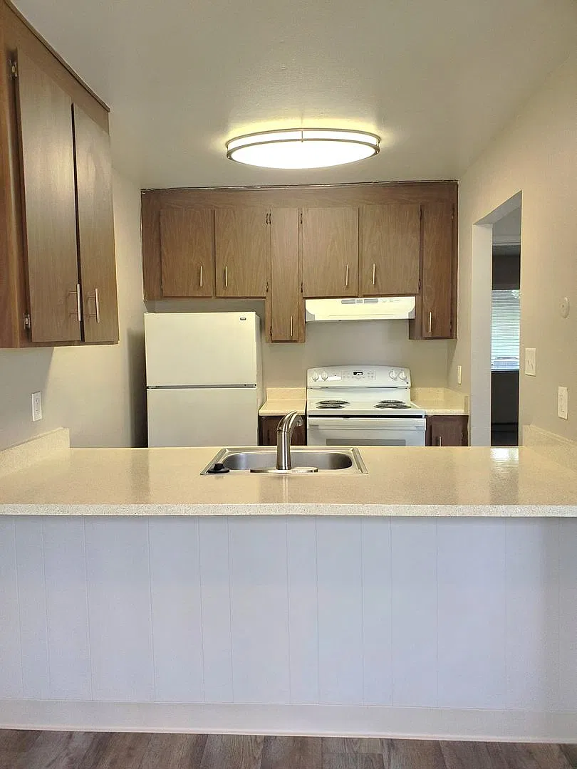 Emerald Gardens Apartments — Photo 1