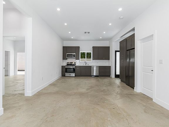3rd image of 4025 East Blvd