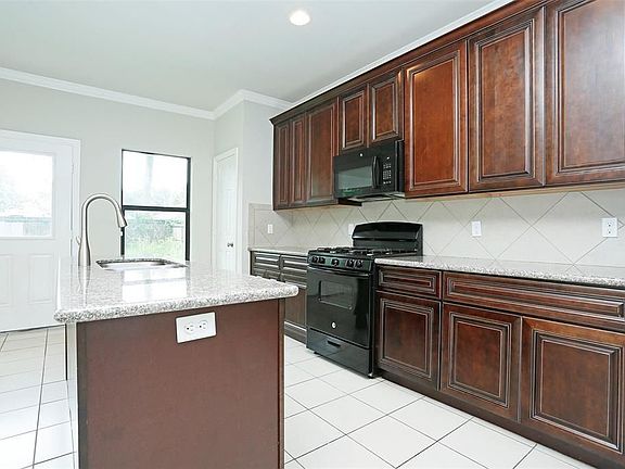 5th image of 990 Grenshaw St Unit B