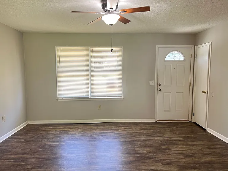 211 Laverne Dr — Photo 5