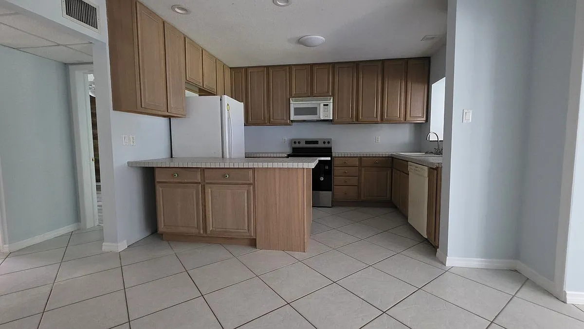 2 bed, 1.0 bath, 1152 sqft, $1,950 — Photo 2
