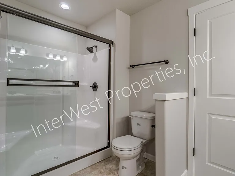 10404 NE 61st Cir — Photo 2