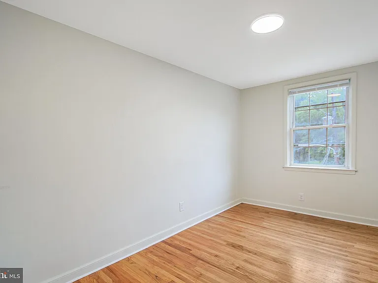 505 Stratford Rd — Photo 7