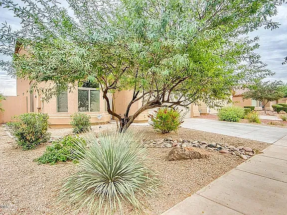 4 bed, 2.5 bath, 2056 sqft, $2,600 — Photo 2