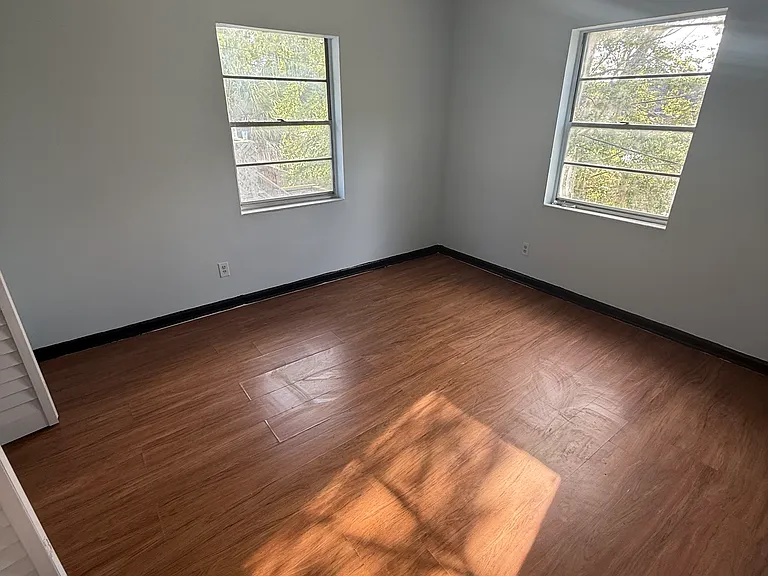 4565 Lexington Ave — Photo 10
