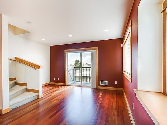 2nd floor: Living area