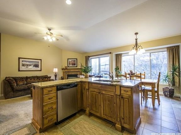 5th image of 1363 E Vista Valley Dr