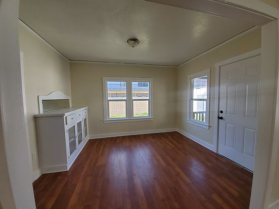 3rd image of 522 W Florence Ave
