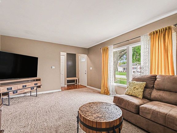 3rd image of 1721 SE Macgregor Rd