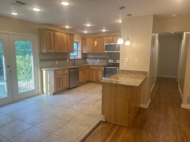 1st image of 216 Live Oak Ln
