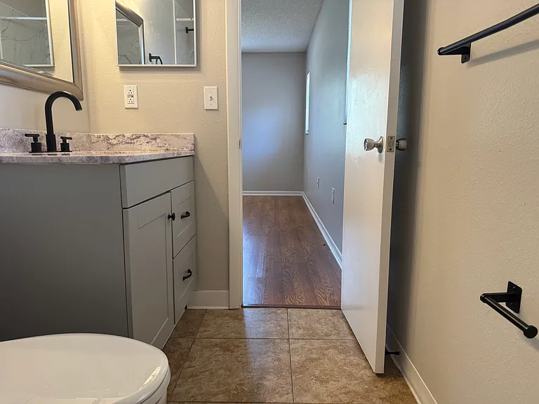 Bathroom 2 (Master Bath)