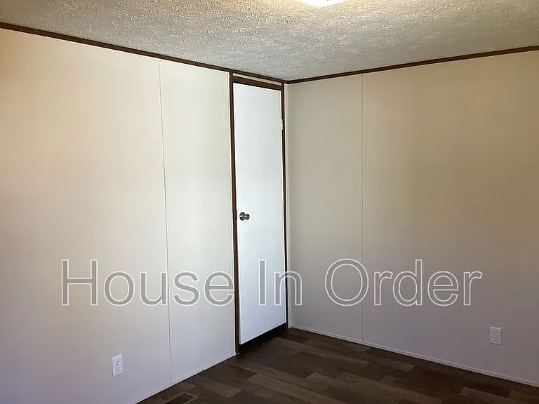 109 Shamrock Park Dr — Photo 4