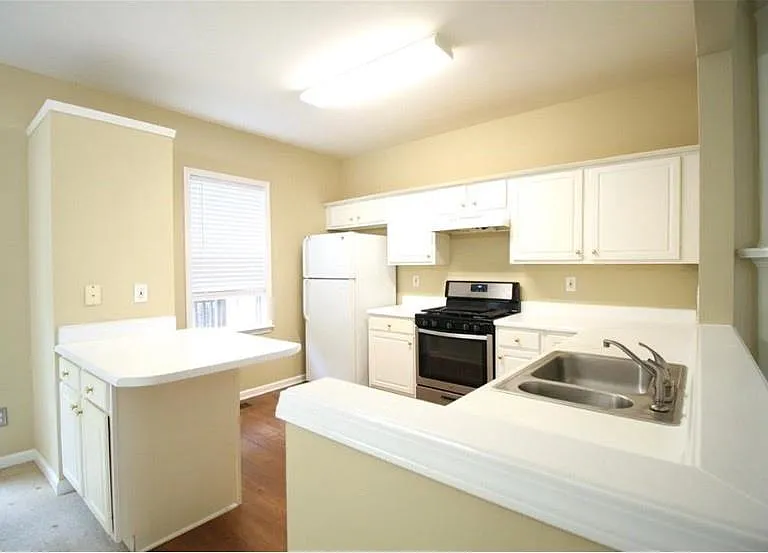 3915 Howell Park Rd — Photo 8