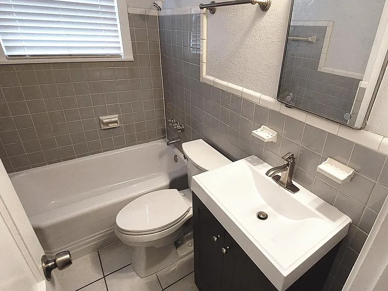 Full Bathtub & Shower.