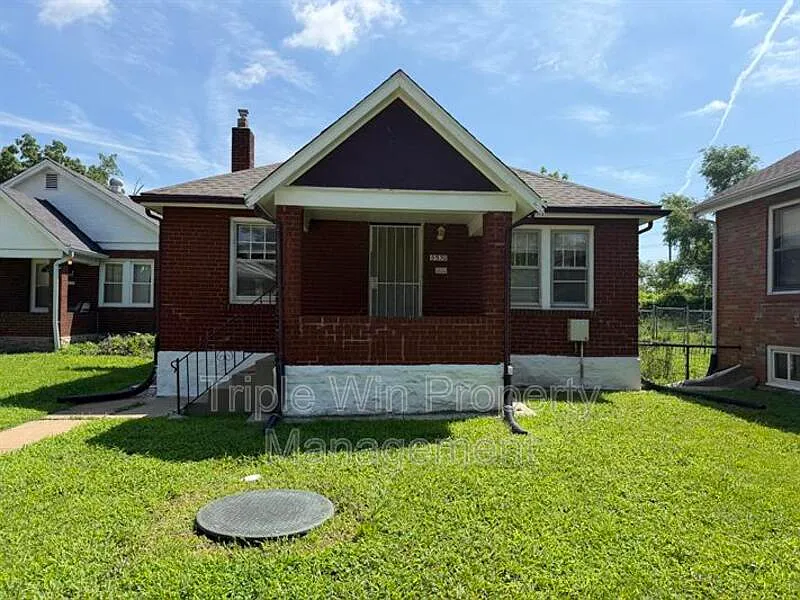 2 bed, 1.0 bath, 918 sqft, $1,050 — Photo 2