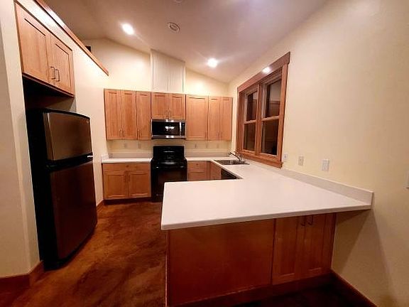 Spacious kitchen. Gas range. Dishwasher