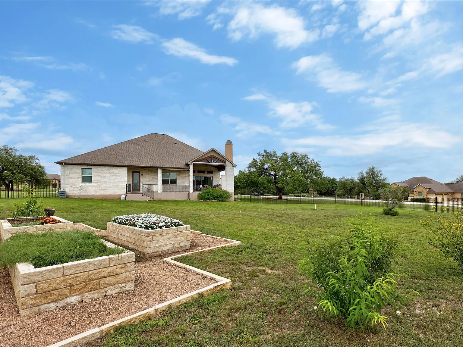 4 bed, 4.5 bath, 3741 sqft, $5,000 — Photo 3
