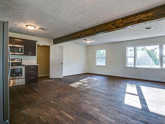 4th image of 1076 Twin Oak Dr
