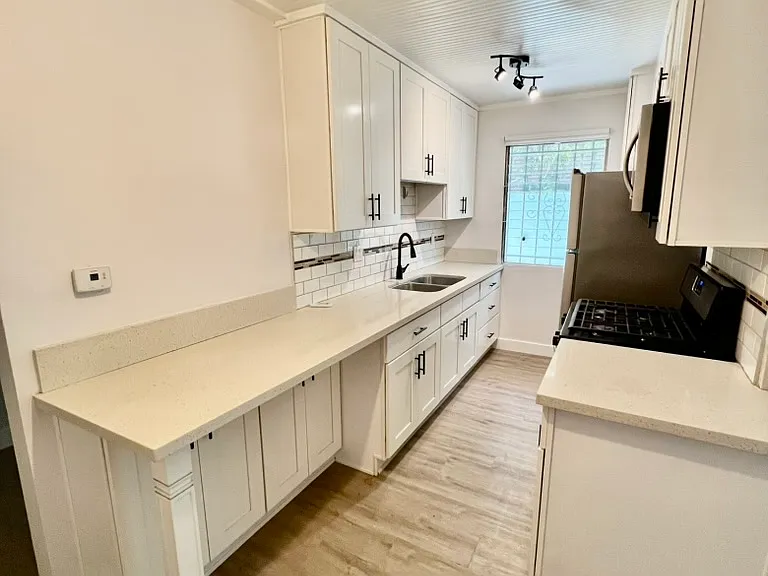 726 N Alfred St — Photo 1