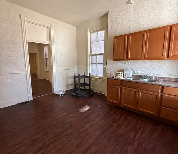 2 bed, 1.0 bath, 1100 sqft, $1,000 — Photo 2