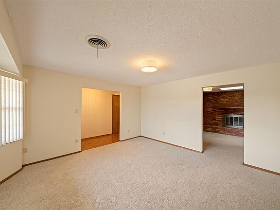 3rd image of 304 NW Tanglewood Ln