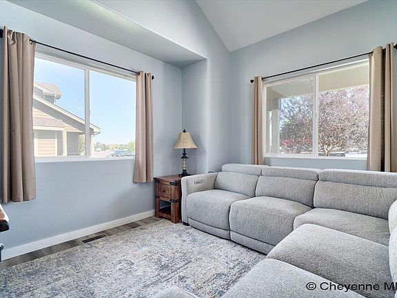 3rd image of 1406 Meadow Dr