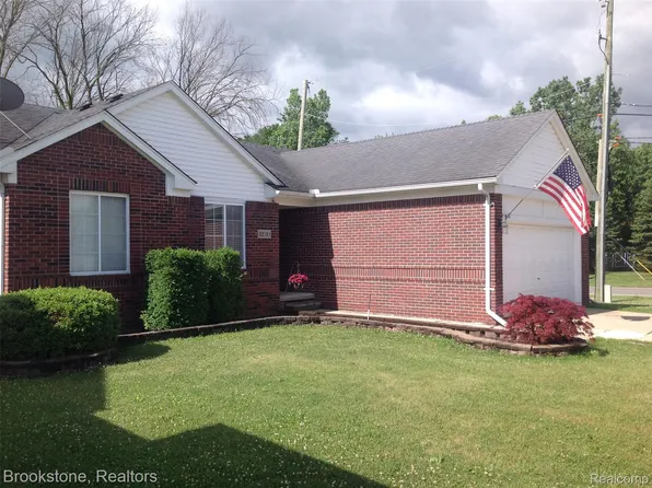 32010 N Oakcrest Dr E, New Baltimore, MI 48047